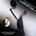 Homem usando MagPouch™ como bolsa transversal. Destaque para zíper com trava e conforto da alça ajustável, ideal para uso diário e esportivo.